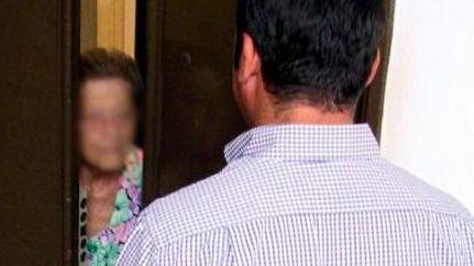 «Mi fa vedere la villetta?» E ruba soldi e gioielli