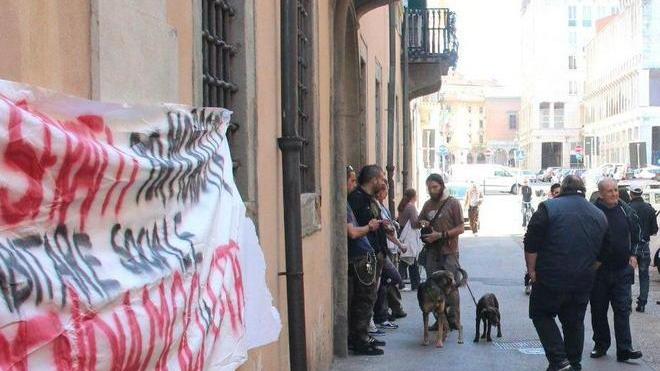 «Siamo stati illusi dal Comune» Le accuse degli occupanti