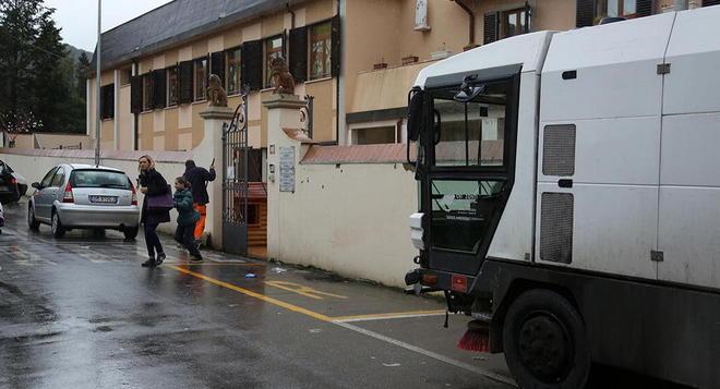 Famiglie sul piede di guerra per le multe davanti all’asilo 