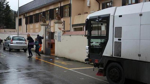 Famiglie sul piede di guerra per le multe davanti all’asilo