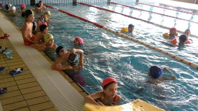 Tula, corsi di nuoto pagati dal Comune per 73 bambini
