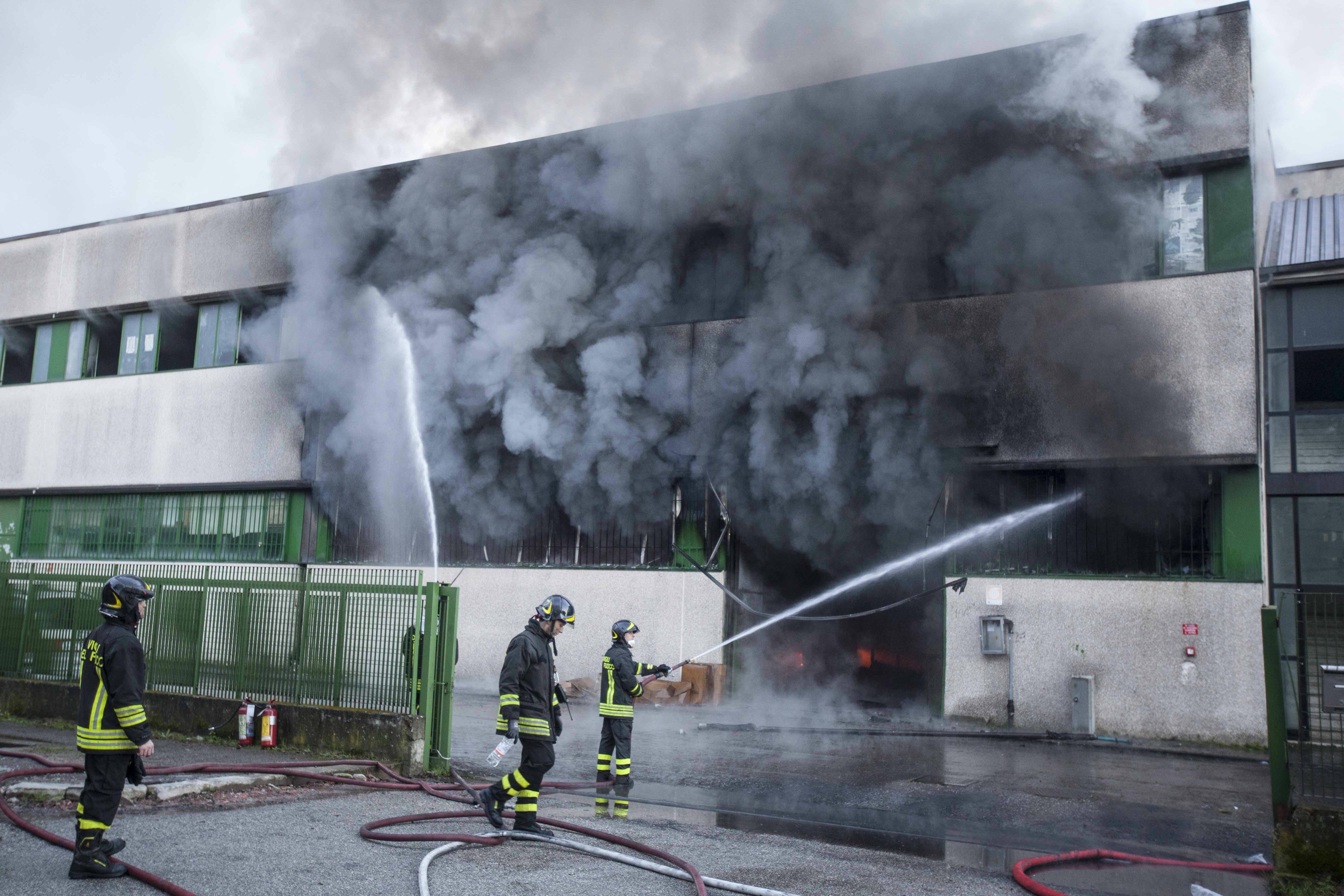 Crollato il tetto della ditta cinese incendiata all'Osmannoro