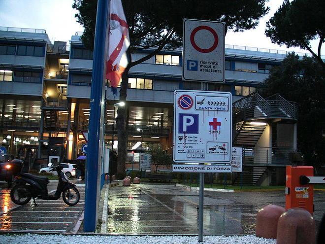 Provocazione di artista nel parcheggio dell’ospedale Versilia 