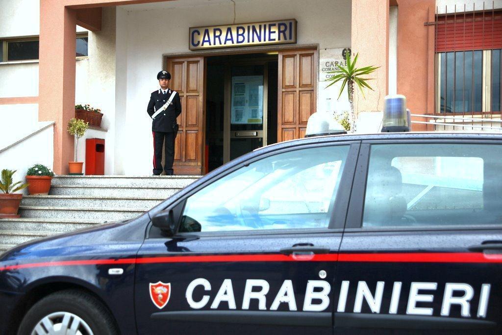 Riga le auto in sosta sotto casa sua 