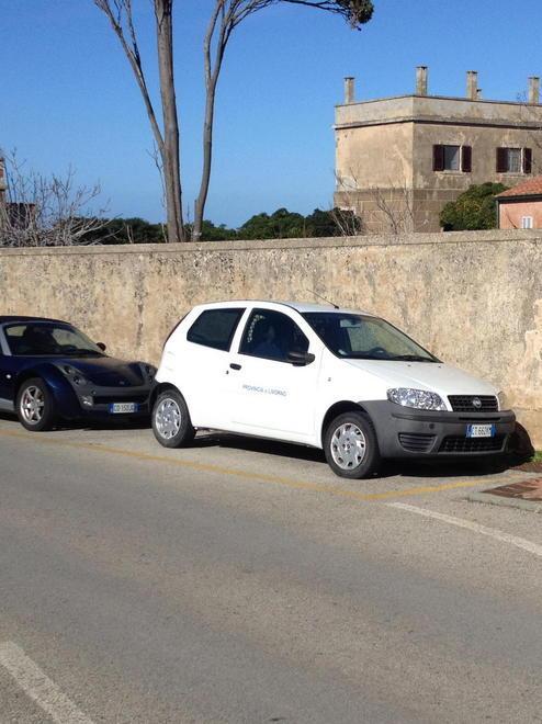 Tranciate le gomme a quattro auto 
