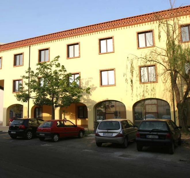 Famiglia resta senza casa a Tortolì: costretti a dormire in quattro nell'auto 