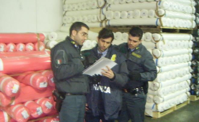 La Finanza sequestra 451 tonnellate di tessuti 