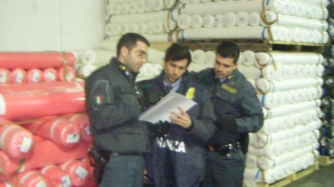 La Finanza sequestra 451 tonnellate di tessuti
