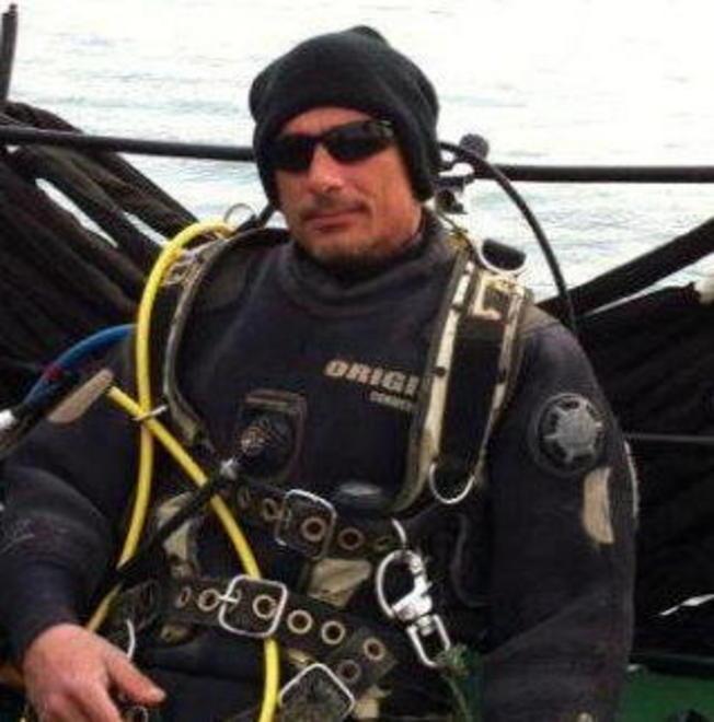 Il sub schiacciato e morto dissanguato