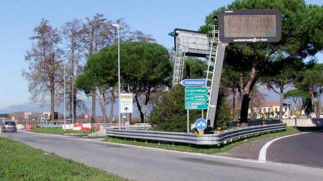 La ragazza lo lascia e lui semina il panico