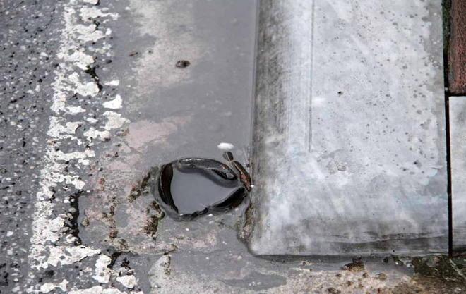 Tornano i paletti su via Foce 