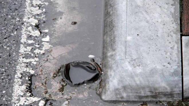 Tornano i paletti su via Foce