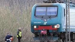Travolto e ucciso dal treno in corsa