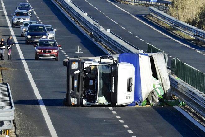 Tir si ribalta sulla Siena-Grosseto. Traffico rallentato 