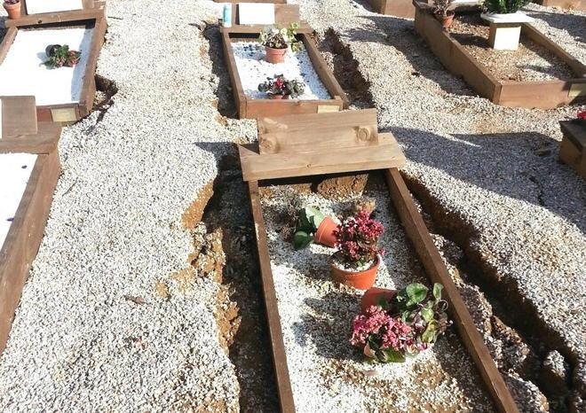 Maltempo, franano le tombe al cimitero 