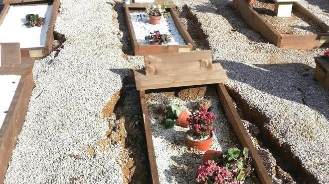 Maltempo, franano le tombe al cimitero