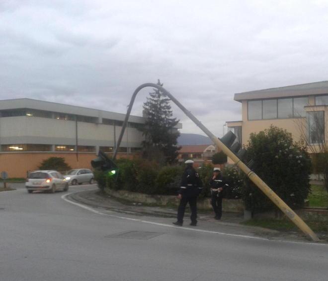 Camion urta e e abbatte il palo del semaforo 