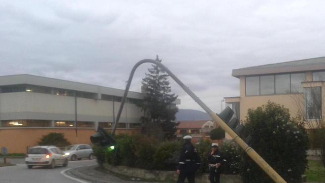 Camion urta e e abbatte il palo del semaforo