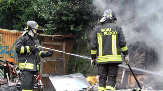 Fiamme devastano un magazzino a Montignoso