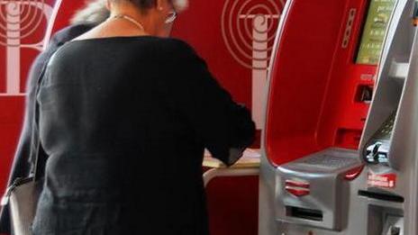 Le chiedono per tre volte un ticket che aveva già pagato