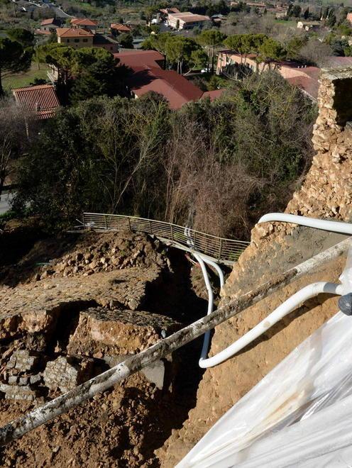 In volo sulle mura un drone studia dall’alto il crollo 