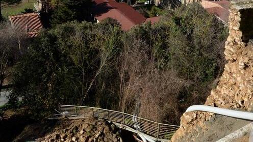 In volo sulle mura un drone studia dall’alto il crollo