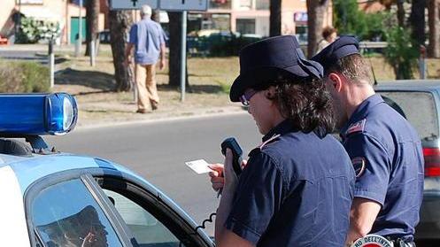 È alla guida di un camion ma non ha la patente