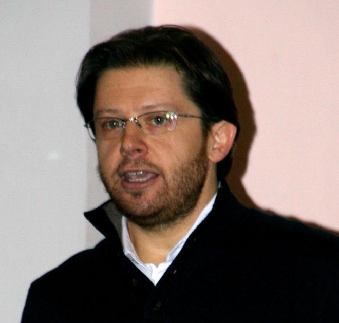 Pd, i due sfidanti affilano le armi davanti agli iscritti 