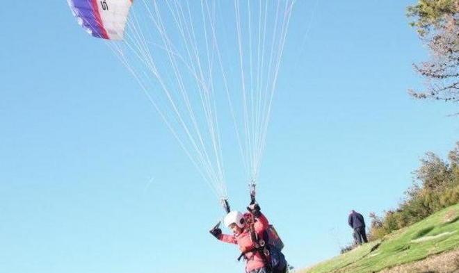 Cade con il parapendio ferita una donna