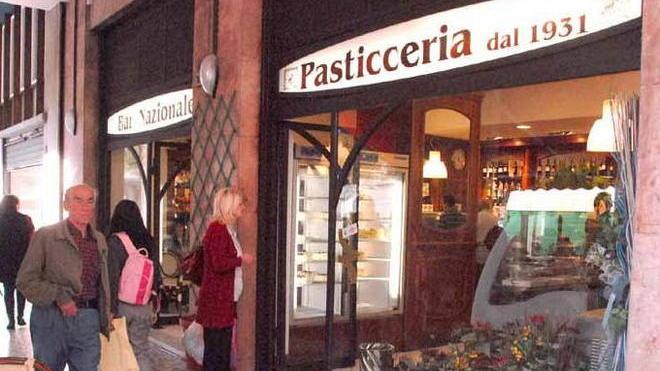 Cade pezzo di intonaco inagibile il bar Nazionale