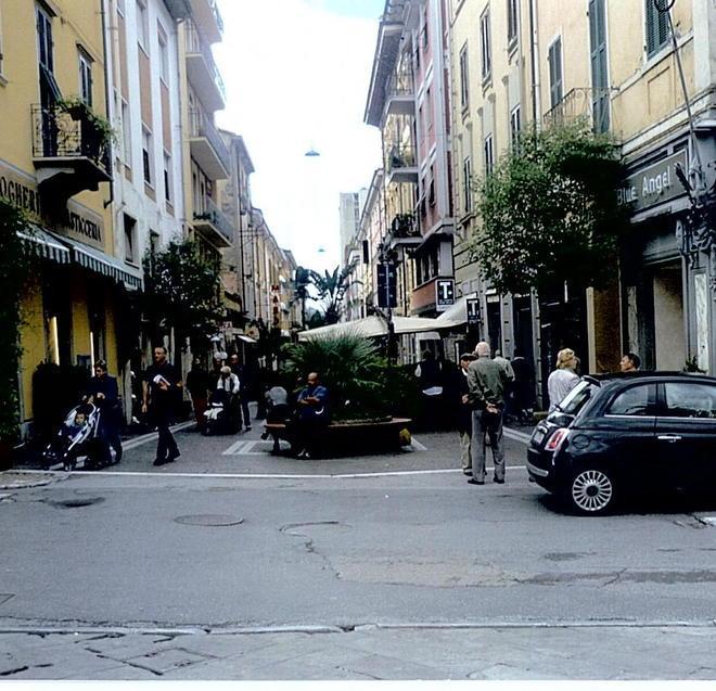 Niente cartelli di divieto di accesso in via Roma