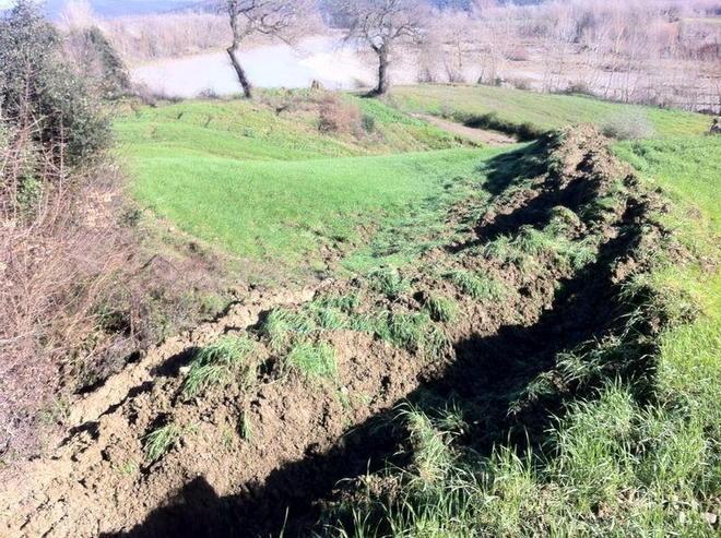 Frana a Monte Antico, strada in tilt 