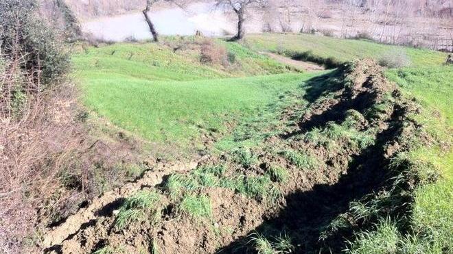 Frana a Monte Antico, strada in tilt