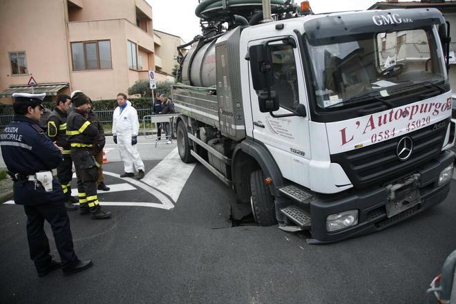 L’asfalto inghiotte una ruota del camion 