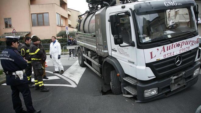 L’asfalto inghiotte una ruota del camion