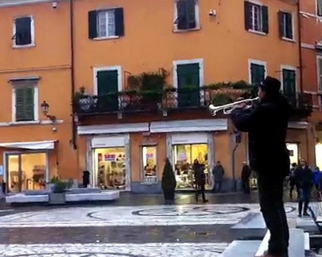 Flash-mob: “Il silenzio” in piazza Alberica a Carrara 
