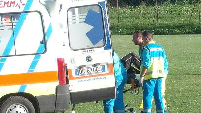 Scontro durante la partita, due giocatori feriti