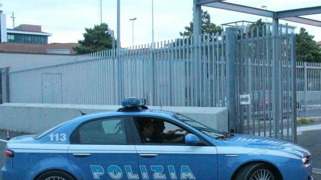 Ruba cibo e aggredisce un dipendente