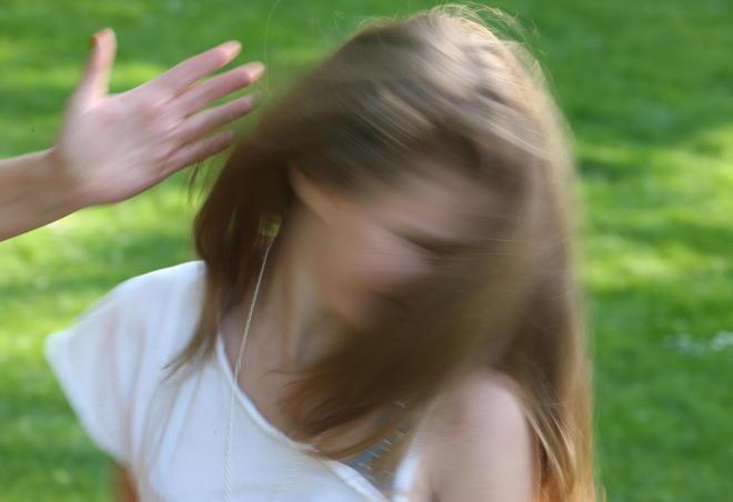Palpeggia studentessa alla fermata dell’autobus 