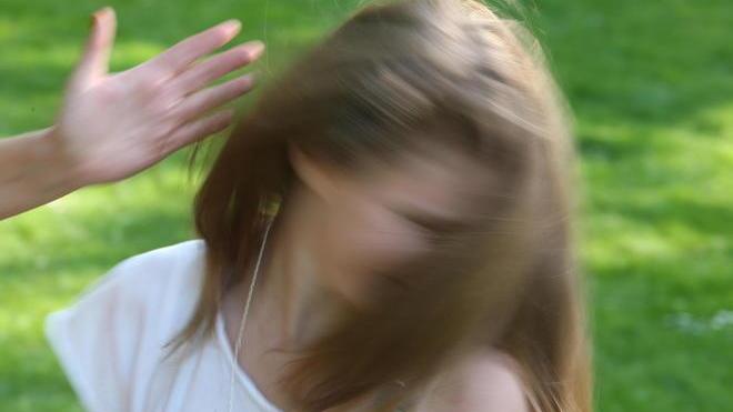 Palpeggia studentessa alla fermata dell’autobus