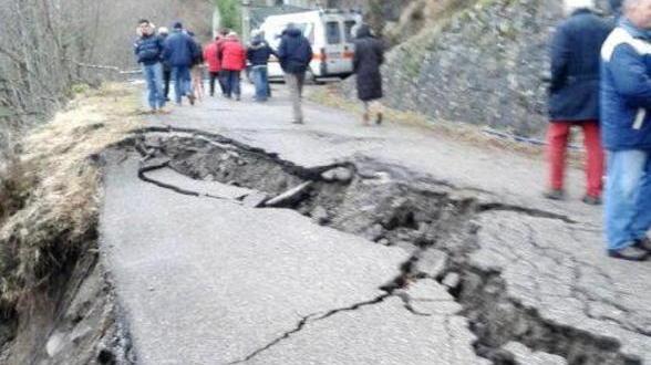 Si allarga la frana di Torri forse una via alternativa