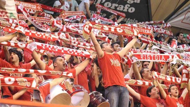 Big-match tutto esaurito e infuriano le polemiche