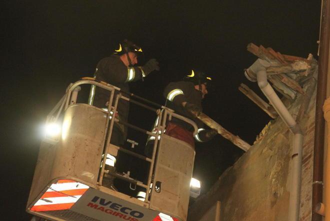 Crolla il tetto di una casa in pieno centro di Bientina