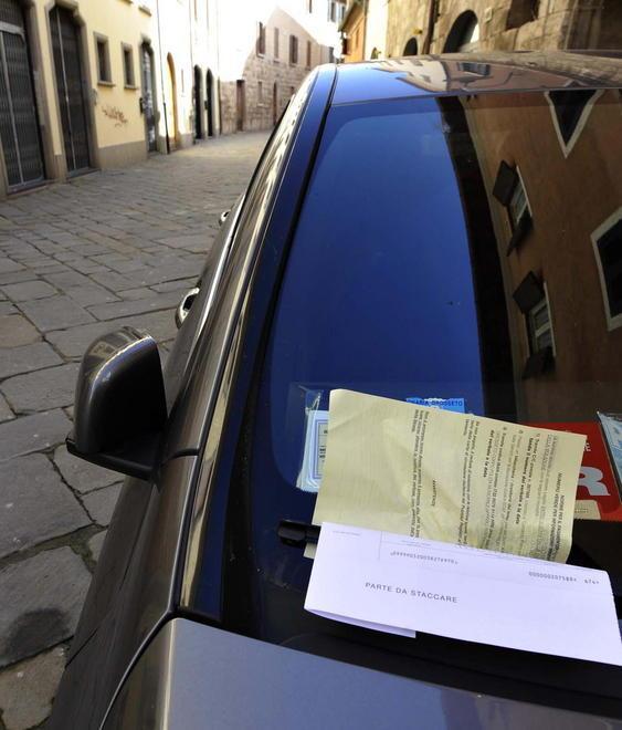 Multe a raffica: i residenti accusano le auto “pubbliche”