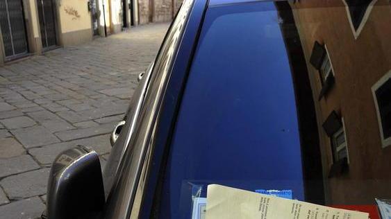 Multe a raffica: i residenti accusano le auto “pubbliche”