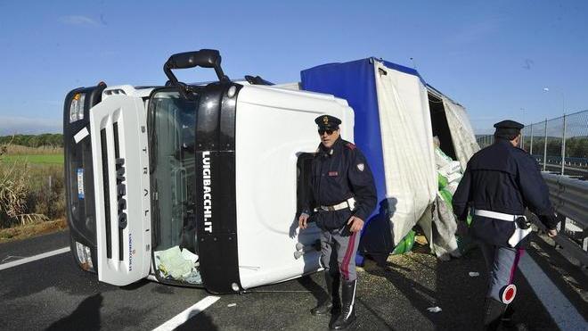 Tir si ribalta, traffico in tilt