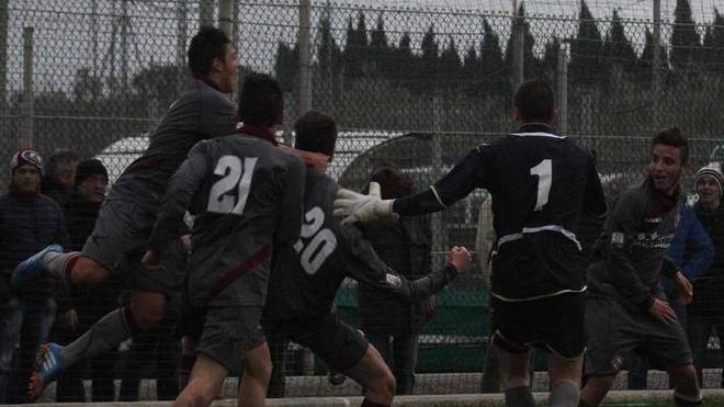 In 10 e sotto di un gol la Primavera fa il miracolo