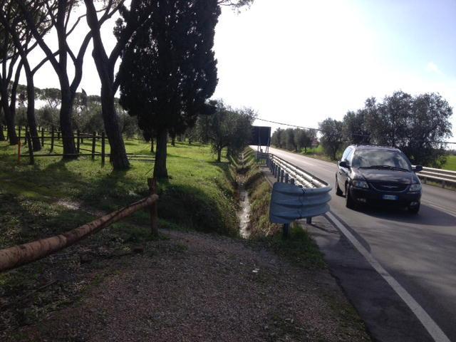 Cede un cavo, le auto si “impigliano” 