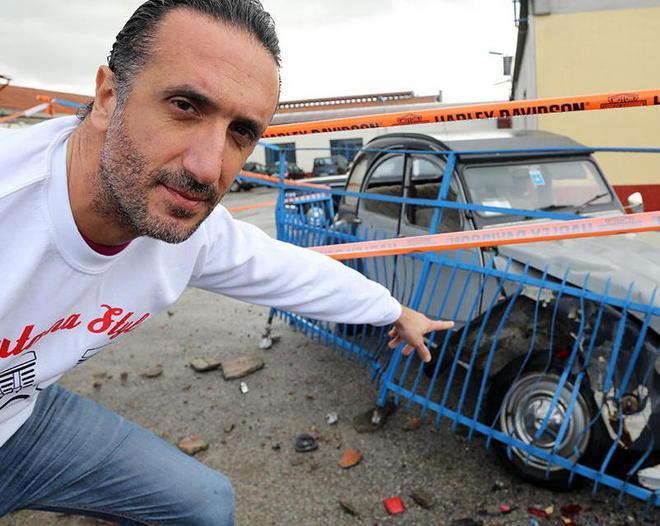 Passa un gatto, auto contro il cancello di un locale a Empoli 