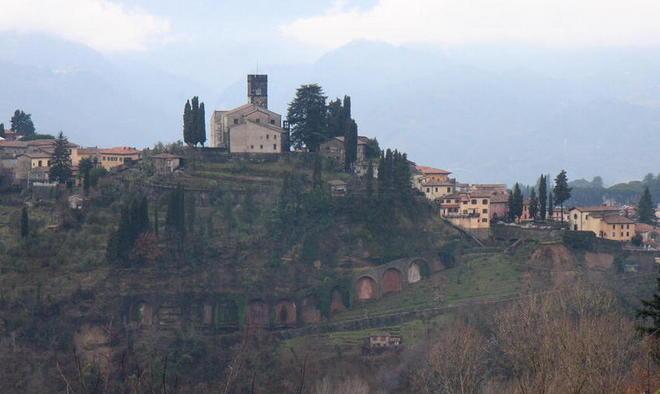 Barga, cedono tre arcate della Ripa sotto il duomo 